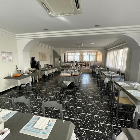 Hotel D'Annunzio Cattolica Esterno foto